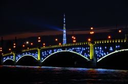 Оснащенные компьютерным управлением хай-тек проблесковые светильники немецкого производителя электротехники Pfannenberg делают теперь возможными движущиеся световые картины, и большие объекты