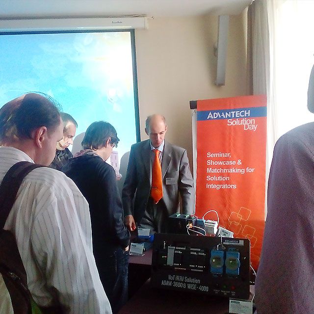 Игорь Лифанов консультирует по продукции Advantech