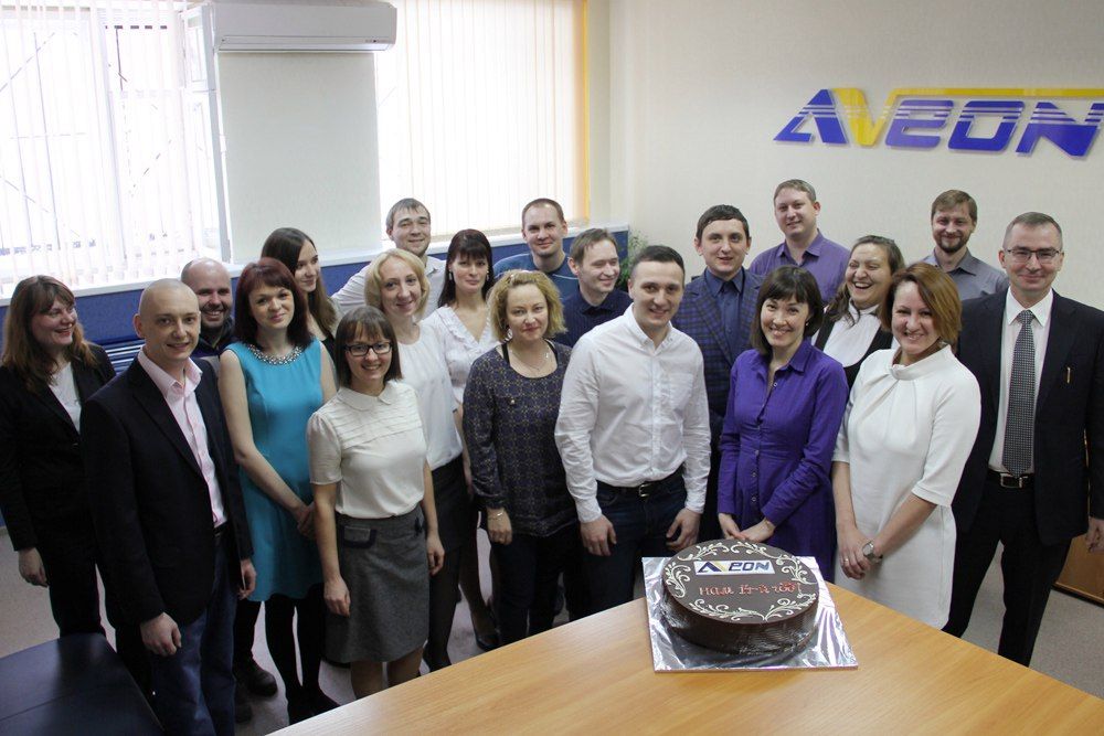 Угощаемся тортом по случаю 14-летия компания АВЕОН