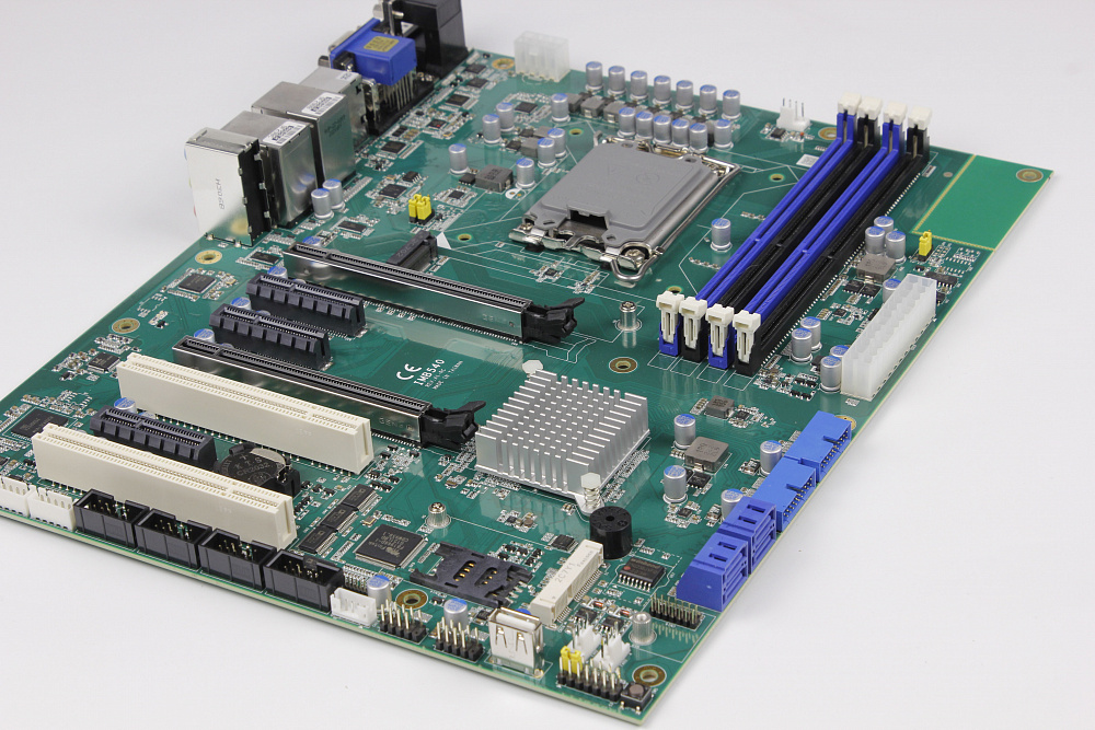 Фотообзор промышленной материнской платы AXIOMTEK IMB540-S от АВЕОН