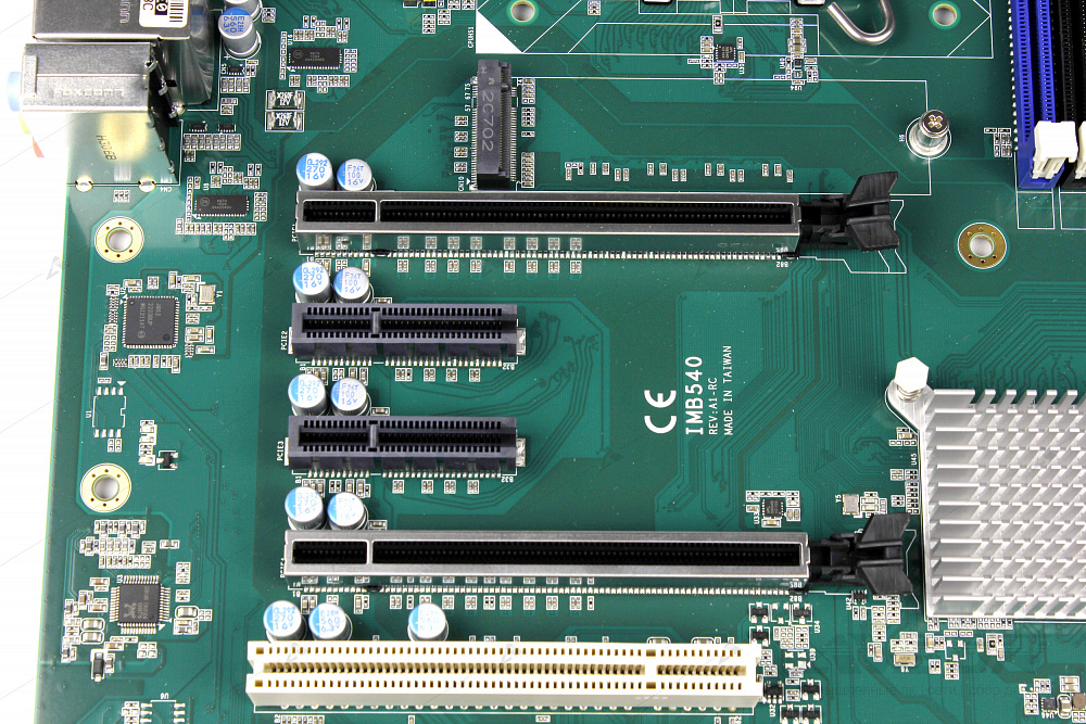 Фотообзор промышленной материнской платы AXIOMTEK IMB540-S от АВЕОН